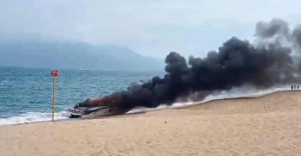 imagem colorida mostra lancha pegando fogo em praia de são paulo - metrópoles
