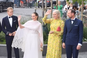 Marius Borg Hoiby com a irmã, a princesa Alexandra; a mãe, a princesa herdeira Mette-Marit; e o padrasto, o príncipe herdeiro Haakon