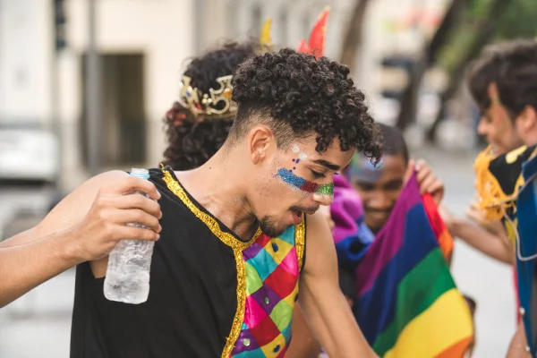 Foto colorida de um menino curtindo Carnaval - Metrópoles