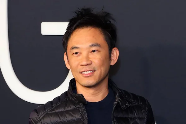 Foto colorida de James Wan sorrindo em evento - Metrópoles