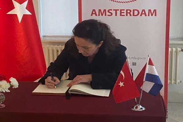 Imagem colorida da prefeita de Amsterdã - Metrópoles