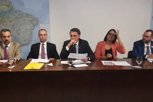 Bolsonaro no Twitter: “Fico três dias fora e me querem de volta”