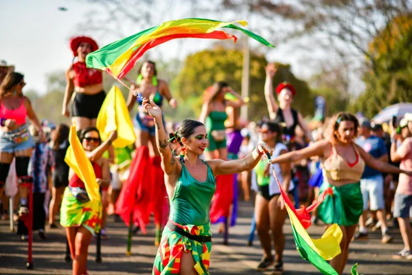 Imagem colorida de uma apresentação cultural de dança e música