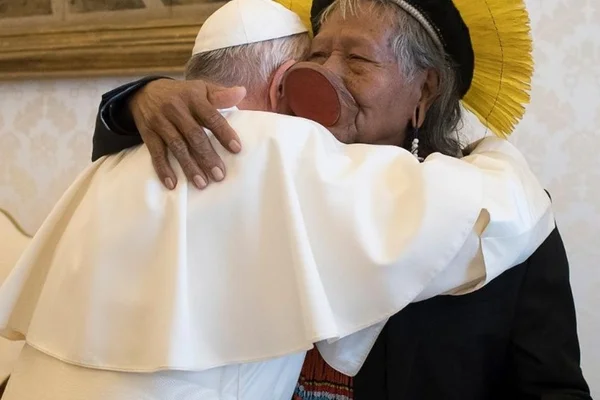 Papa Francisco recebe líder indígena Raoni no Vaticano nesta segunda