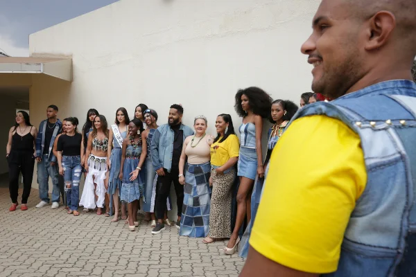 Na imagem com cor, foto do desfile do Projeto Espalhando Amor no Complexo Cultural de Samambaia - metrópoles