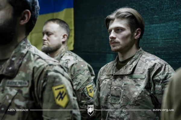 Imagem colorida mostra membros do Batalhão Azov, da Ucrânia - Metrópoles
