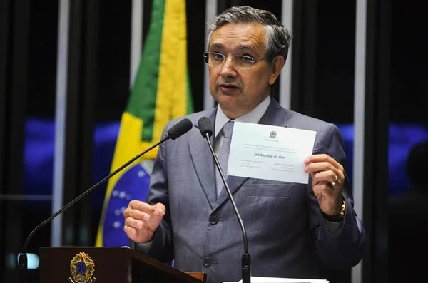 Senador e deputado pró-impeachment são hostilizados