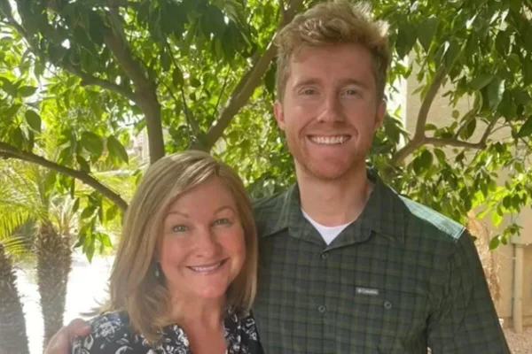 homem deixa cabelo longo para peruca da mãe