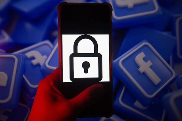 Imagem de cadeado. Ao fundo, logo do Facebook