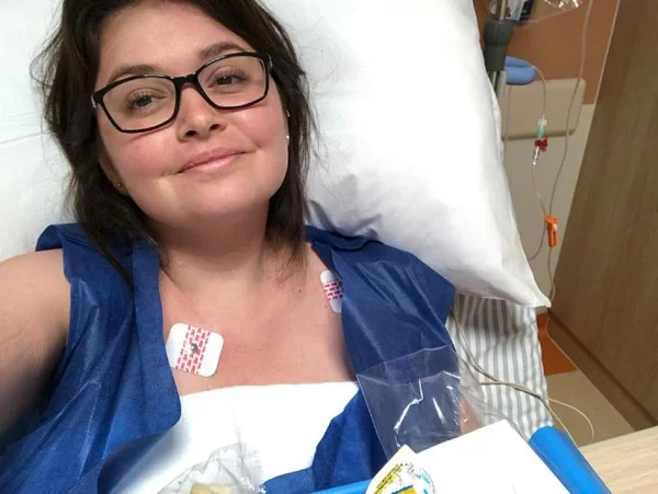 imagem de mulher jovem com lúpus deitada em cama de hospital após pulsoterapia