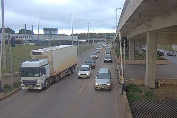 Túnel de Taguatinga: caminhão desvia de sensor e causa engarrafamento