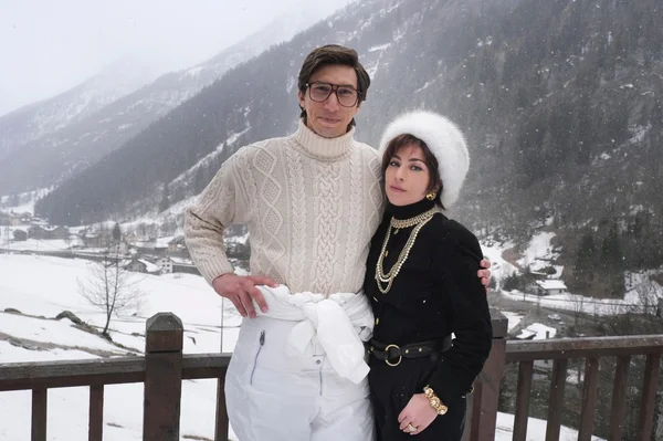 Lady Gaga e Adam Driver em set de filmagens de Gucci