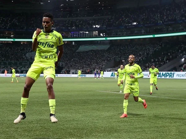 Estêvão comemora gol pelo palmeiras