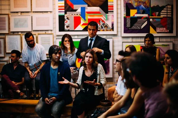 Reunião com mulher no centro falando