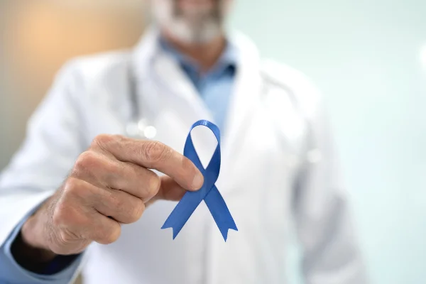Foto colorida de homem segurando o símbolo de novembro azul - Entenda relação do câncer de próstata com as doenças cardiovasculares - Metrópoles