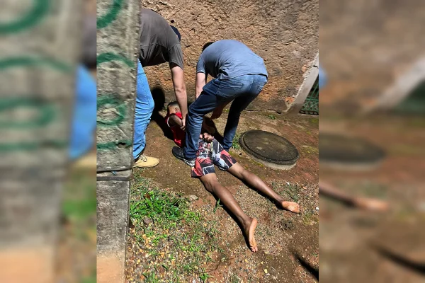 Vídeo: homem é preso ao dar facada na cabeça de jovem em distribuidora