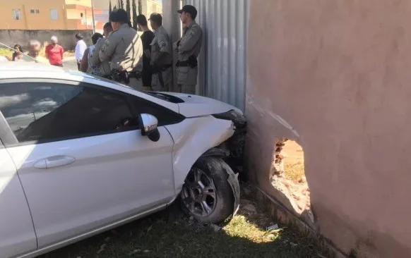 Contra divórcio, homem atropela ex-mulher e filho de cinco anos