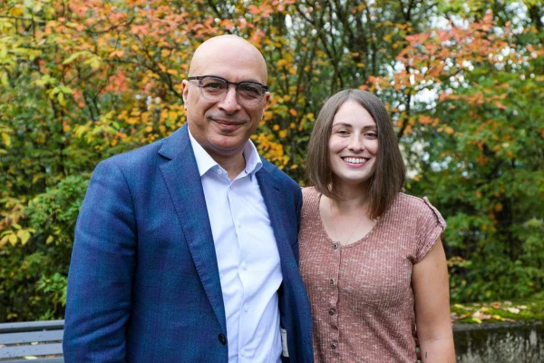 Homem de blazer azul e mulher de blusa cor-de-rosa - Metrópoles
