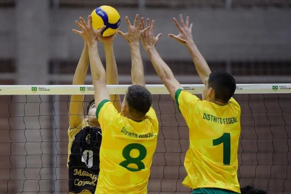 Imagem colorida de jogo de vôlei no DF - Metrópoles