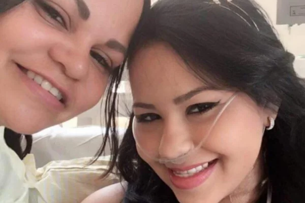 Mulher mais velha, esquerda, encosta cabeça na cabeça de jovem sorridente - Metrópoles