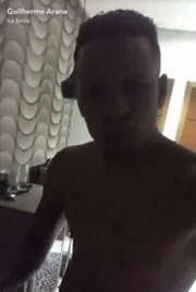 Nas imagens, é possível ver Arana mantendo relações sexuais com uma mulher