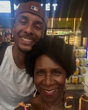 Ju Colombo e o caçula, Lucas posam sorridentes para as redes sociais