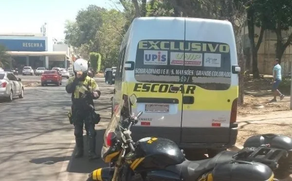 Motorista de van escolar dirigia com carteira suspensa desde 2016