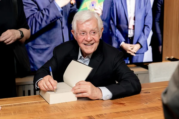 Lançamento de livro de Moreira Franco reúne políticos e admiradores