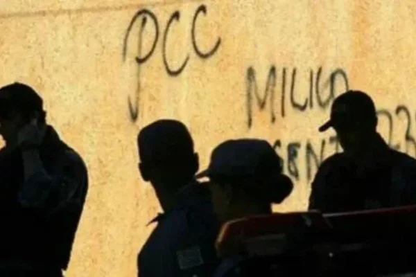 Imagem colorida mostra muro escrito PCC - Metrópoles
