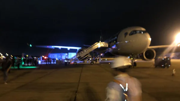 Avião com vacinas enviadas pela Índia aterrissa no Rio de Janeiro