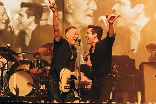 Nos EUA, The Killers é ovacionado por Bruce Springsteen e Johnny Marr