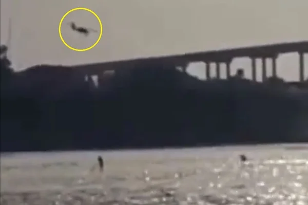 print de um vídeo em que um avião voa por baixo de uma ponte na Argentina