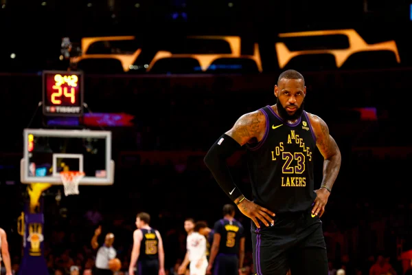 Imagem colorida de LeBron James com as mãos na cintura - Metrópoles