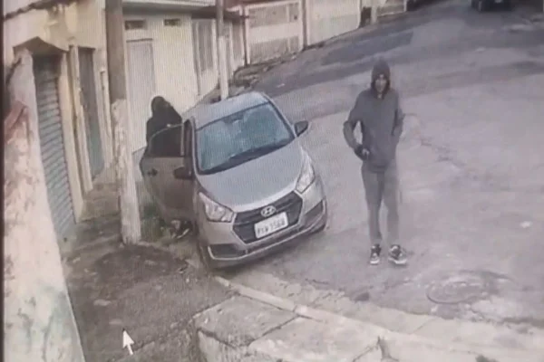 Imagem colorida mostra criminosos abandonando vítima sequestrada. Metrópoles