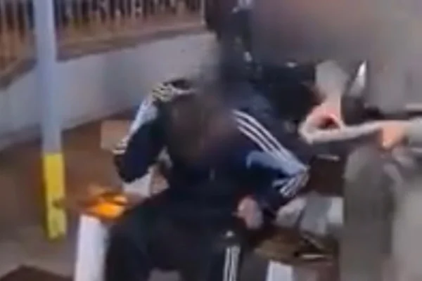 Policial é flagrada agredindo homem em Porto Alegre