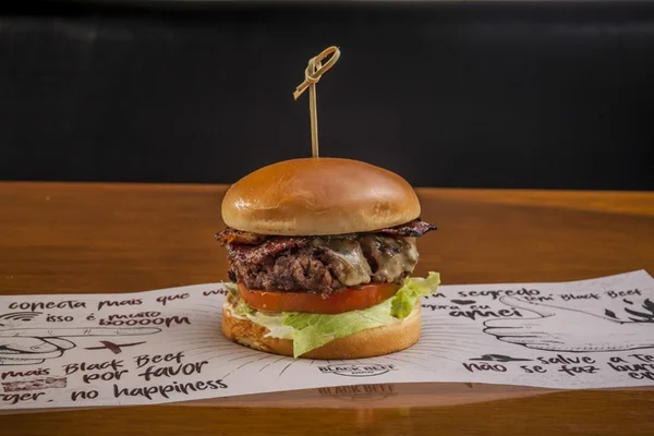 Black beef lança hambúrguer com pimenta e bacon