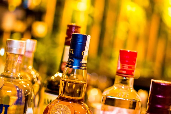 Imagem colorida de garrafas de bebidas alcoólicas