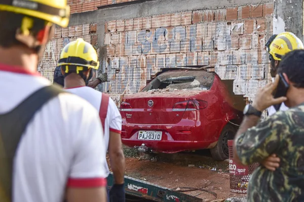 Carro desgovernado invade casa e mata criança de 3 anos no Itapoã