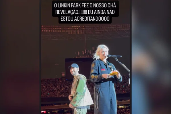imagem colorida mostra vocalistas do linkin park sorrindo em cima de palco. legenda diz "o linkin park fez o nosso chá revelação! eu não estou acreditando"