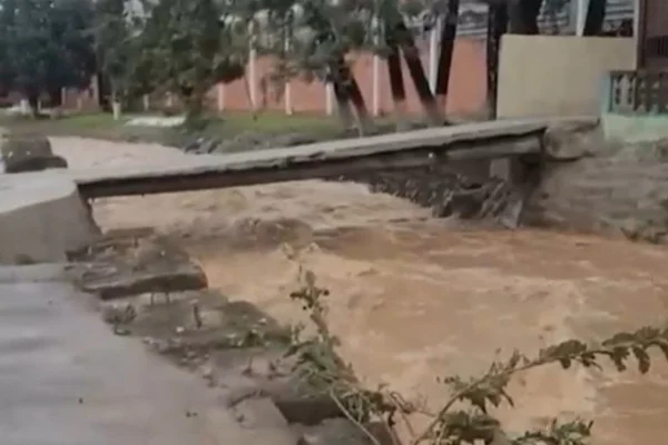 Três pessoas foram arrastadas por uma enxurrada, em Jandira (SP) - Metrópoles