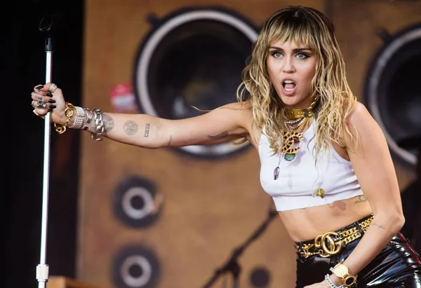 Miley Cyrus lança música Slide Away, sobre fim de relacionamentos