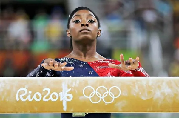 Técnica de Simone Biles e Nadia Comaneci evita comparar ginastas