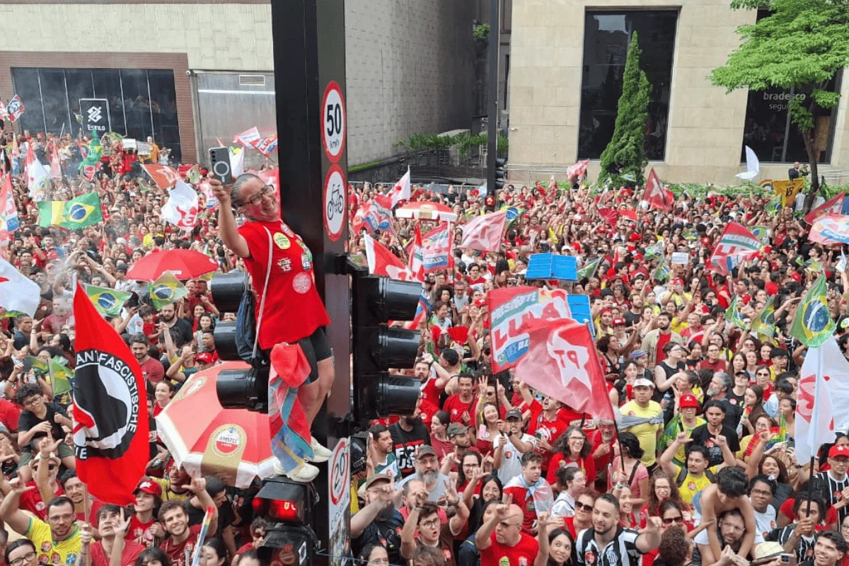 Apoiadora sobe em poste para ver Lula na Avenida Paulista Apoiadora sobe em poste para ver Lula na Avenida Paulista