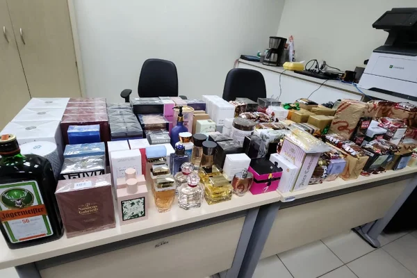 Casal muamba vende perfumes clandestinos de grife e dá mimo a clientes