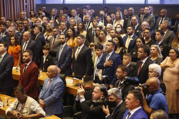 Deputados distritais tomam posse em cerimônia na Câmara Legislativa