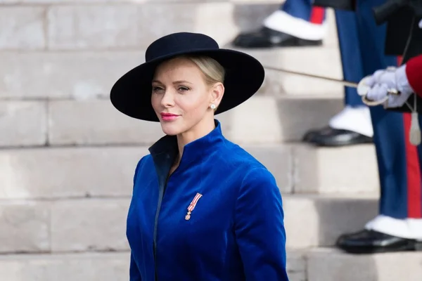 “Princesa triste”, Charlene de Mônaco vive dopada para aturar realeza