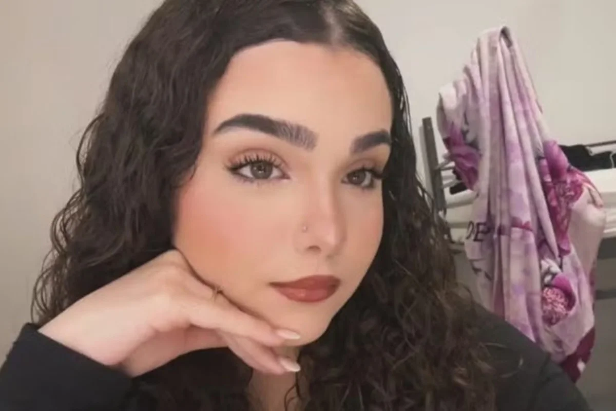 A menina vive com a família no país, mas é natural de Goiás A menina vive com a família no país, mas é natural de Goiás