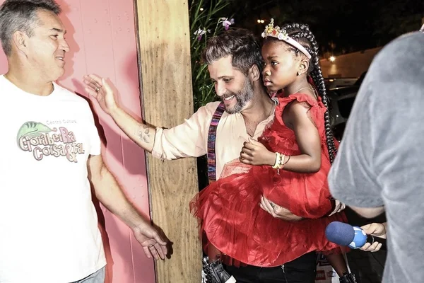 Com Bruno Gagliasso e Gio Ewbank, Titi comemora 6 anos. Veja fotos!