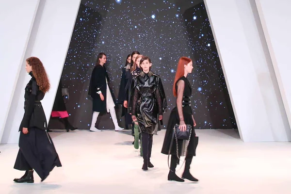 SPFW N48: Gloria Coelho se inspira em escritor mirim