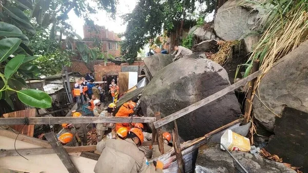 Pedra desliza sobre casa no Rio e deixa jovem preso pelas pernas
